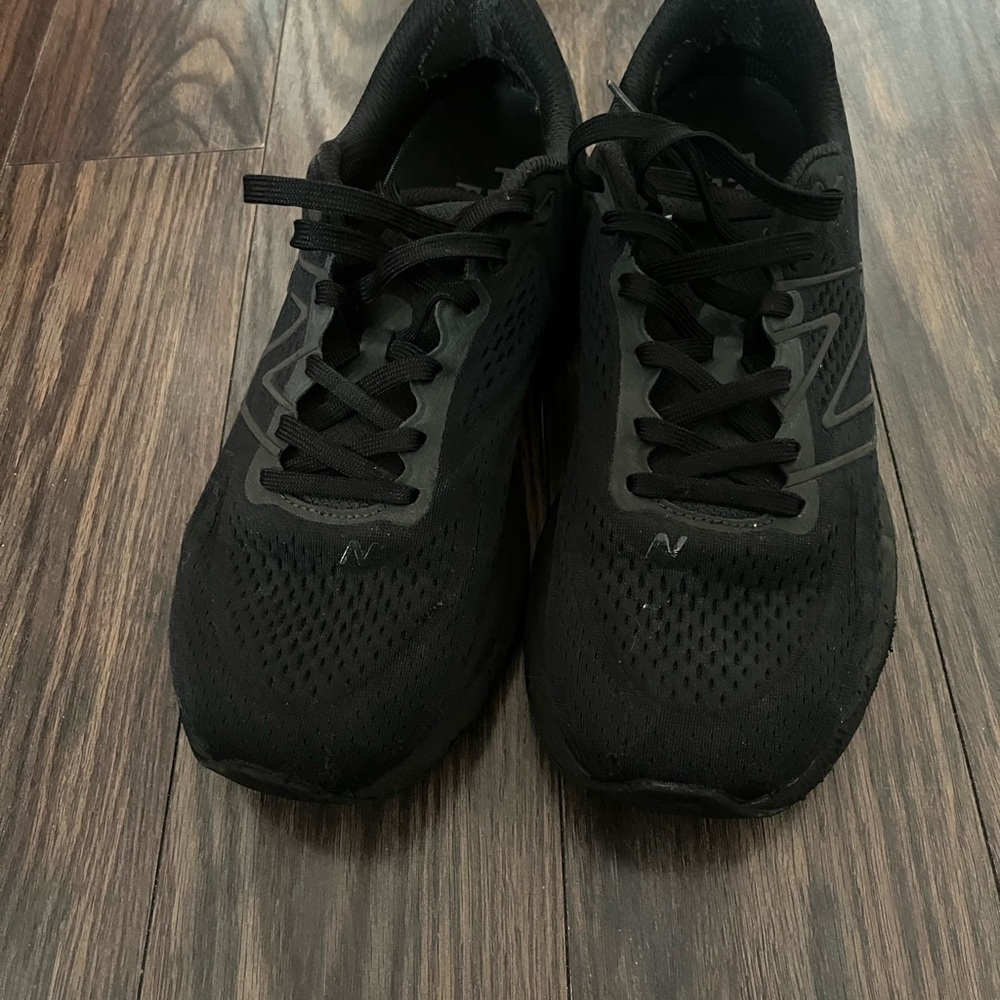 Men's new balance shoes 9.5 2e